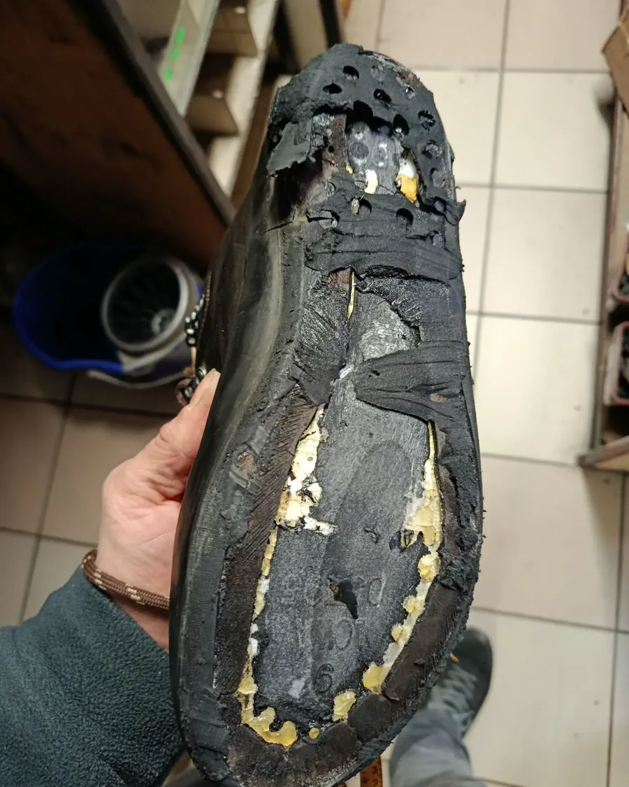 Podpodeszwa buta oczyszczana z resztek starego kleju przed wklejeniem nowego spodu