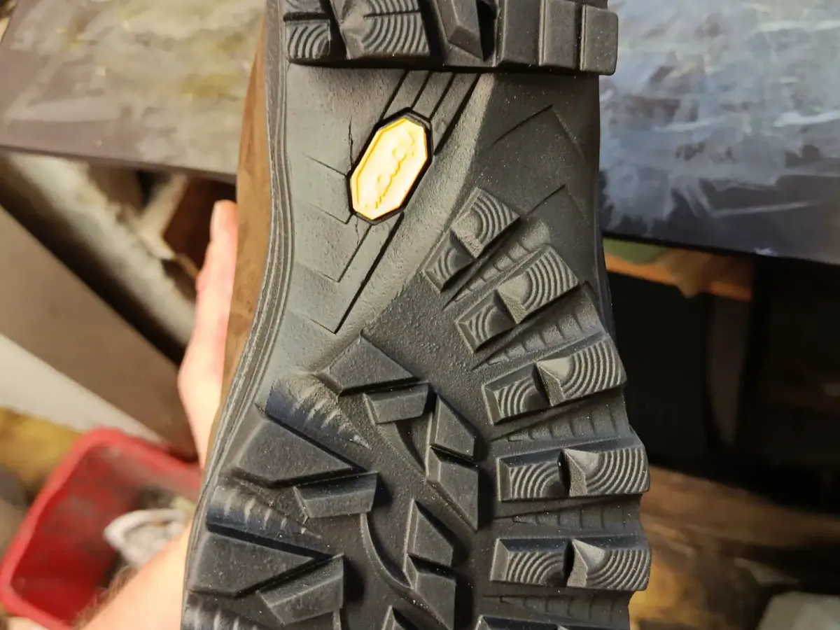 Nowa podeszwa Vibram z żółtym logo na stole warsztatowym