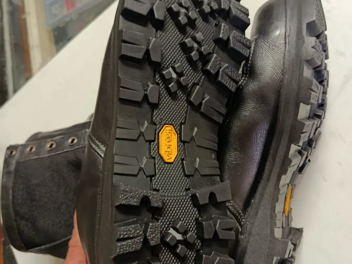 Buty wojskowe z nową podeszwą Vibram — widok od spodu
